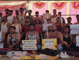 रायपुर के तूता धरना स्थल पर शिक्षकों ने अर्धनग्न होकर प्रदर्शन किया।