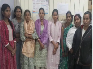 पुलिस ने 8 महिलाओं समेत 62 आरोपियों को गिरफ्तार किया है।