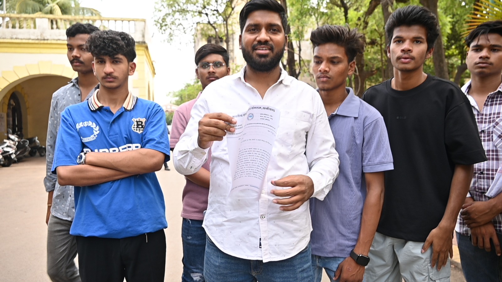 डमी एडमिशन के खिलाफ NSUI के कार्यकर्ताओं ने कलेक्टर को सौपा ज्ञापन 