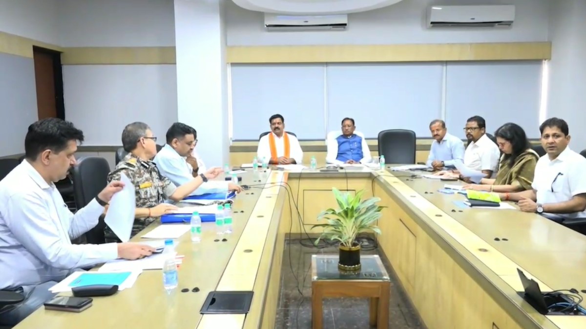 नक्सलियों के विरुद्ध सबसे बड़े ऑपरेशन को लेकर मुख्यमंत्री विष्णुदेव साय की हाई लेवल मीटिंग 