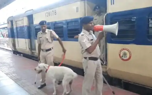 भारत और पाकिस्तान के बीच तनाव की स्थिति को देखते हुए रेलवे स्टेशनों पर अलर्ट,  