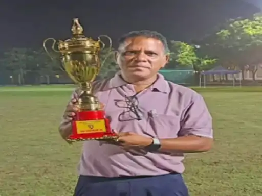 CG NEWS: फुटबाल मैच जीतने की खुशी मना रहे कोच को आया हार्ट अटैक, अस्पताल ले जाने से पहले तोड़ा दम 