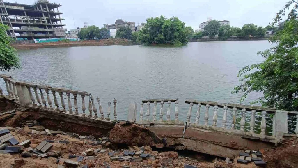 Raipur Smart City : डेढ़ करोड़ खर्च कर बना करबला तालाब का पाथवे धंसा, टूटी बाउंड्रीवाल, स्मार्ट सिटी की खुली पोल