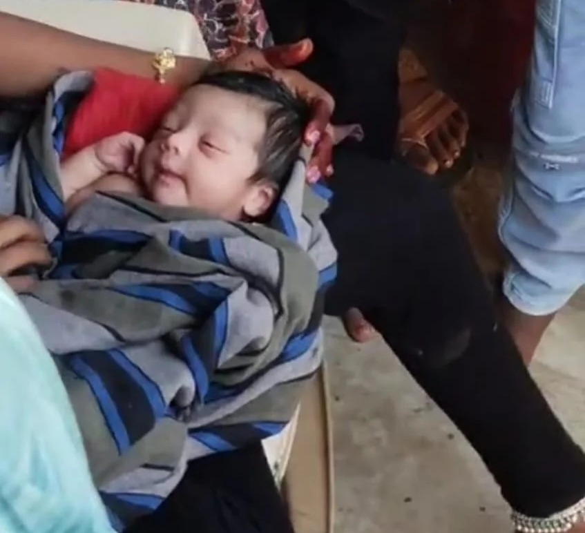 कचरे के ढेर में मिला नवजात शिशु