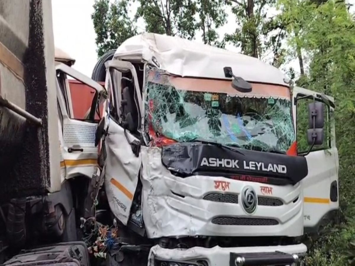 अंबिकापुर-बनारस रोड ट्रेलर हादसा