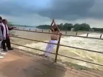 Durg News: ‘हर हर महादेव’ बोलकर युवक ने शिवनाथ नदी में लगाई छलांग, बचाने कूदे पुलिसकर्मी और मछुआरे, LIVE VIDEO…