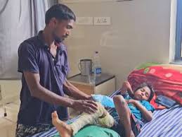 दूसरी कक्षा की छात्रा को हेडमास्टर ने डंडे से इतनी बुरी तरह पीटा कि उसके पैर में फ्रैक्चर हो गया