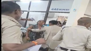 महिला ने खुद पर पेट्रोल डालकर आत्मदाह का प्रयास