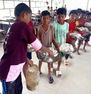 आश्रम में बच्चों को परोसा गया सिर्फ चावल और नमक