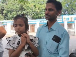 दूसरी कक्षा की छात्रा को टीचर ने पीटा