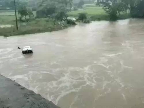 सारंगढ़ उफनते नाले में बही कार