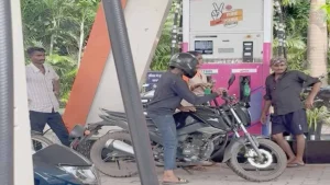 रायपुर पेट्रोल पंप में हेलमेट किराए पर