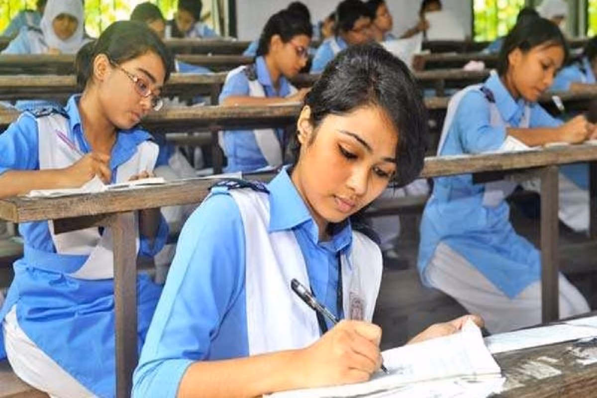 CG News: छत्तीसगढ़ के सरकारी स्कूलों में कम अंक प्राप्त करने वाले विद्यार्थियों को प्रवेश नहीं दिए जाने का मामला सामने आया है। इसे लेकर शिक्षक संघ ने मुख्यमंत्री और स्कूल शिक्षा मंत्री को पत्र लिखकर तत्काल हस्तक्षेप की मांग की है। संघ का आरोप है कि बोर्ड परीक्षा के खराब परिणामों के बाद प्राचार्यों पर हो रही प्रशासनिक कार्रवाई का असर अब छात्रों के प्रवेश पर पड़ रहा है।
