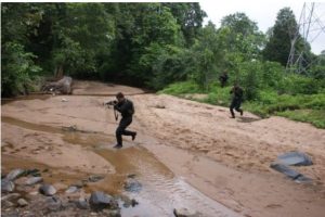 राष्ट्रीय सुरक्षा गार्ड (NSG) के कमांडो कांकेर, छत्तीसगढ़ स्थित जंगल वारफेयर कॉलेज में प्रशिक्षण लेते हुए