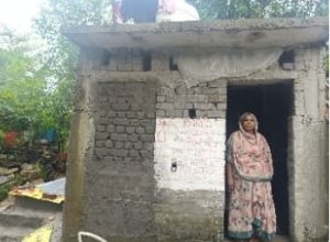 सक्ती में शौचालय को बना दिया PM आवास