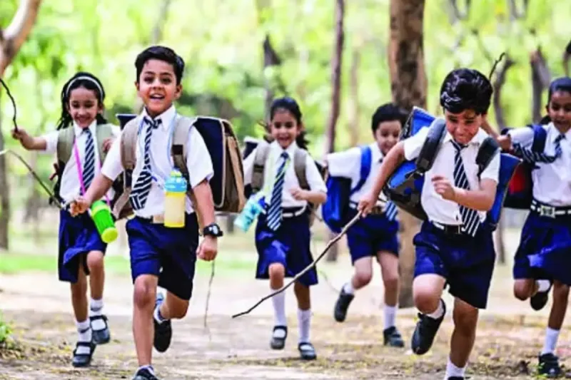 CG School Reopening Date: छत्तीसगढ़ में लगातार पड़ रही भीषण गर्मी के बीच स्कूली बच्चों और अभिभावकों के लिए राहत भरी खबर सामने आई है। राज्य सरकार ग्रीष्मकालीन अवकाश की अवधि बढ़ाने पर विचार कर रही है। शिक्षा मंत्री गजेंद्र यादव ने संकेत दिए हैं कि मौसम की स्थिति को देखते हुए स्कूल खुलने की निर्धारित तिथि में बदलाव किया जा सकता है।