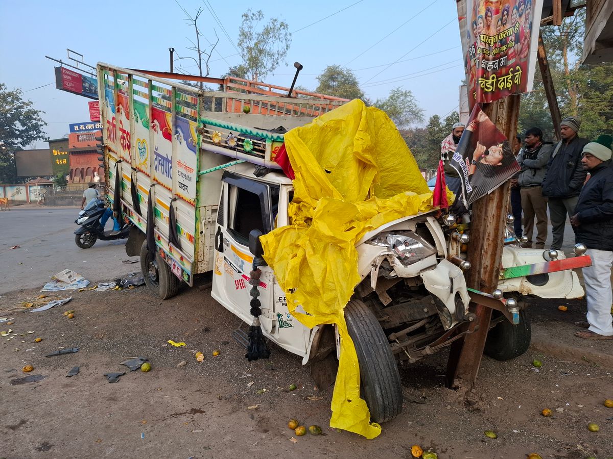 Durg Accident: पिकअप और कार में जबरदस्त भिड़ंत, सड़क पर ही घूम गई ब्रेजा; ड्राइवर और हेल्पर…
