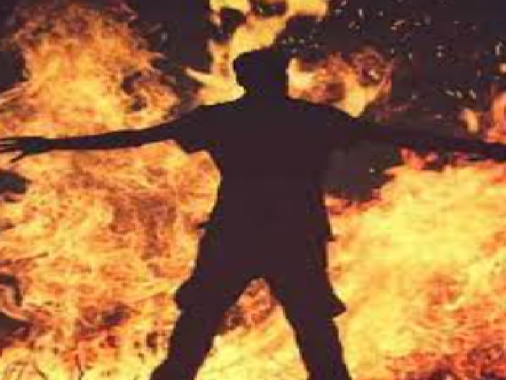 CG News: युवक ने खुद पर पेट्रोल डालकर लगाई आग, परिजन