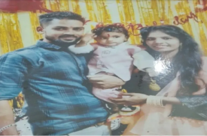 तस्वीर में पति अपने पत्नी के साथ