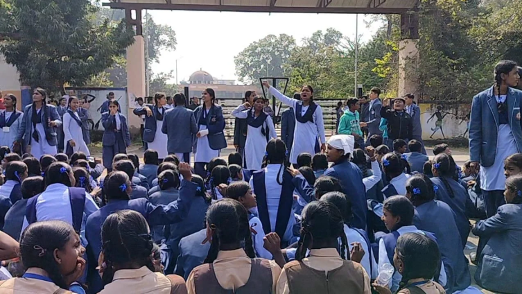 स्कूली बच्चों के आंदोलन पर प्रशासन की ‘चुप्पी’ ,न्यायालय नाराज, कलेक्टर और एसडीएम को भेजा स्मरण पत्र