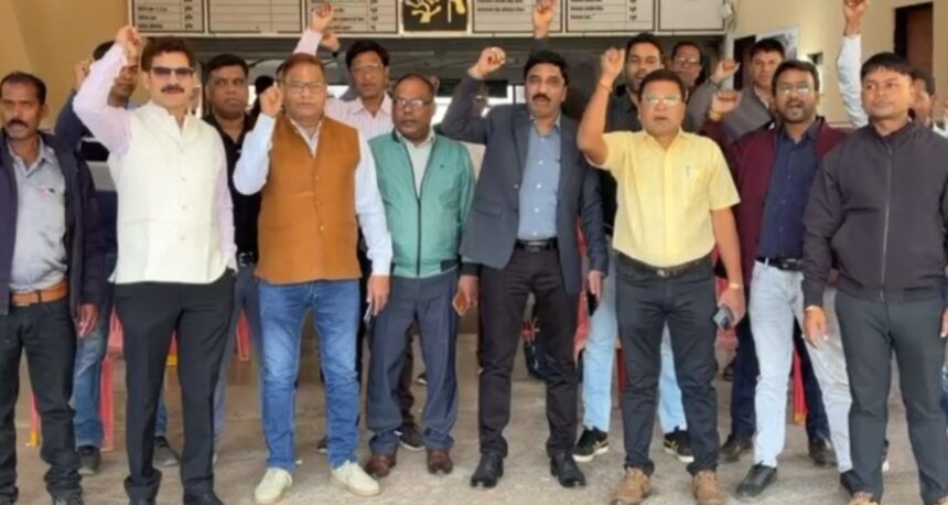 छत्तीसगढ़ के सभी सरकारी दफ्तरों में कामकाज ठप, 11 सूत्रीय मांगों को लेकर कर्मचारियों का हड़ताल