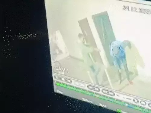 चाकू और रॉड लेकर आता हुआ दिख रहा है आरोपी सन्नी साहू।