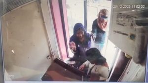 CG News: छत्तीसगढ़ के जांजगीर-चांपा जिले में दिनदहाड़े लूट की सनसनीखेज वारदात सामने आई है। अकलतरा थाना क्षेत्र के मिनी माता चौक स्थित Punjab National Bank (PNB) के एटीएम में कैश डालने पहुंची दो महिला बैंक कर्मचारियों से नकाबपोश बदमाश ने 50 हजार रुपये लूट लिए। घटना के बाद इलाके में हड़कंप मच गया है।