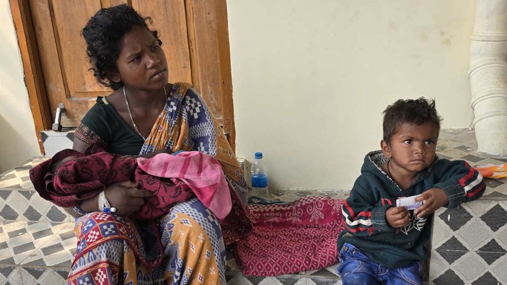Gariaband News: 15 हजार के लिए 6 दिन बंधक रही आदिवासी प्रसूता; मां-नवजात और 3 साल के बेटे को भी अस्पताल में रोके रखा