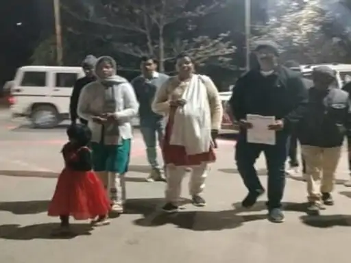 CG Breaking: 9 महीने की प्रेग्नेंट टीचर को जड़े थप्पड़, प्रिंसिपल ने पेट में घूंसे मारे