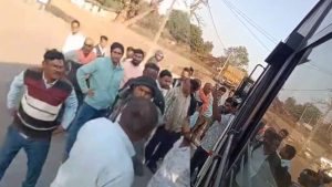 Surajpur News: छत्तीसगढ़ के सूरजपुर जिले में SECL की आमगांव खदान से ड्यूटी कर लौट रहे कर्मचारियों की बस को रास्ते में रोककर बदमाशों ने जमकर उत्पात मचाया। आरोप है कि बदमाशों ने पहले बस चालक के साथ गाली-गलौज की और इसके बाद बस के अंदर घुसकर एक SECL कर्मचारी के साथ बेरहमी से मारपीट की।