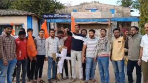 CG News: छत्तीसगढ़ के महासमुंद जिले में अर्धवार्षिक परीक्षा के दौरान कक्षा चौथी की इंग्लिश परीक्षा में पूछे गए एक सवाल को लेकर विवाद खड़ा हो गया है। 7 जनवरी को आयोजित परीक्षा के प्रश्न पत्र में पहले ही बहुविकल्पीय प्रश्न को लेकर आपत्ति सामने आई है। प्रश्न में पूछा गया था- मोना के कुत्ते का नाम क्या है? जिसके उत्तर विकल्पों में ‘राम’ नाम शामिल होने पर धार्मिक संगठनों ने कड़ा विरोध जताया है।