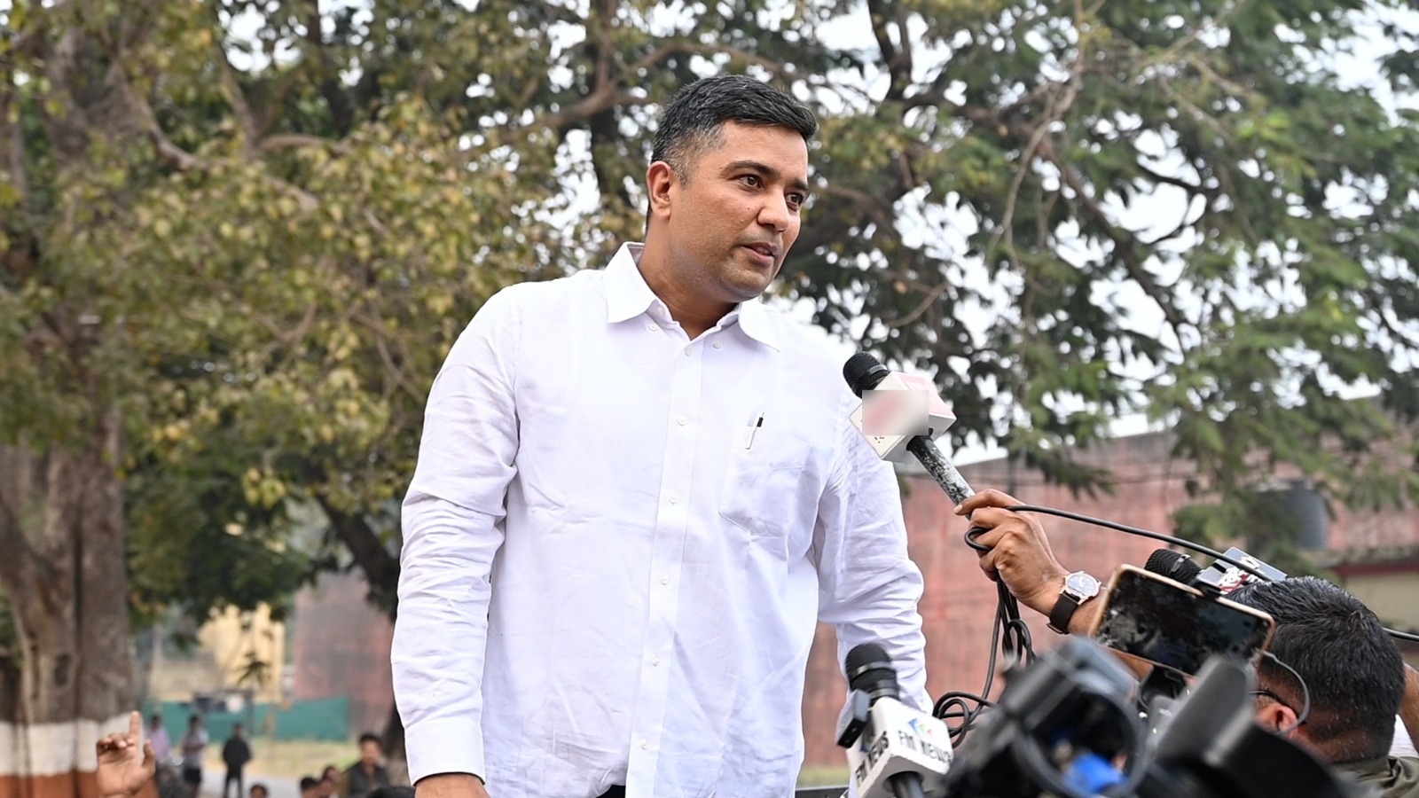 Chaitanya Baghel: छत्तीसगढ़ शराब घोटाले से जुड़े मनी लॉन्ड्रिंग मामले में हाईकोर्ट से जमानत मिलने के बाद चैतन्य बघेल जेल से रिहा हो गए। रिहाई के बाद मीडिया से बातचीत में चैतन्य बघेल भावुक नजर आए। उन्होंने कहा कि आज बेटे के जन्मदिन पर उससे मिलने का मौका मिलेगा, यह ज्यादा खुशी की बात है.