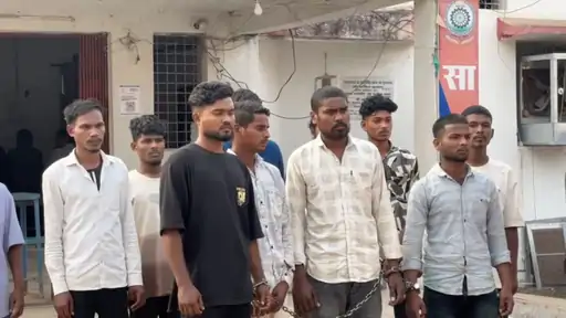 Durg News: छत्तीसगढ़ के दुर्ग जिले से सनसनीखेज घटना सामने आई है। धमधा थाना क्षेत्र में सगनी पुन्नी मेला से लौट रहे दो युवकों पर गांव के आउटर में पेशाब करने के दौरान 13 लोगों ने चाकू से जानलेवा हमला कर दिया। हमले में दोनों युवक गंभीर रूप से घायल हो गए। पुलिस ने त्वरित कार्रवाई करते हुए सभी 13 आरोपियों को गिरफ्तार कर लिया है, जिनमें 11 बालिग और 2 नाबालिग शामिल हैं।