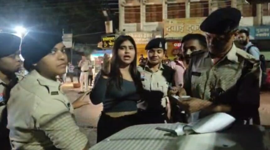 Bilaspur Video: बिलासपुर में नशे में युवती का हाईवोल्टेज ड्रामा, पुलिस से बदतमीजी; देखें Video