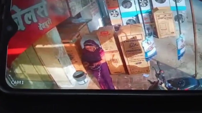 Raipur News: रायपुर में ज्वेलरी शॉप से 5 लाख के जेवर पहनकर भागी महिला, पुलिस भी रह गए दंग