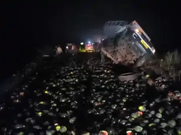 Dhamtari Accident: ट्रक ने पिकअप को मारी टक्कर, दो टुकड़ों में बंटा ड्राइवर का शरीर, तरबूज से भरी गाड़ी पलटी