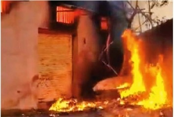 Raipur Fire: रायपुर के फाफाडीह में इलेक्ट्रॉनिक गोदाम में लगी आग, कलेक्टर ने रात 12 बजे घटनास्थल का लिया जायजा