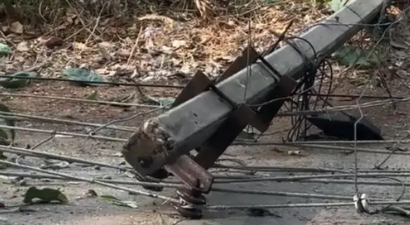 Dhamtari Weather: धमतरी में तेज अंधड़ का कहर, सड़क पर गिरे 5 बिजली खंभे, पेड़ भी गिरे