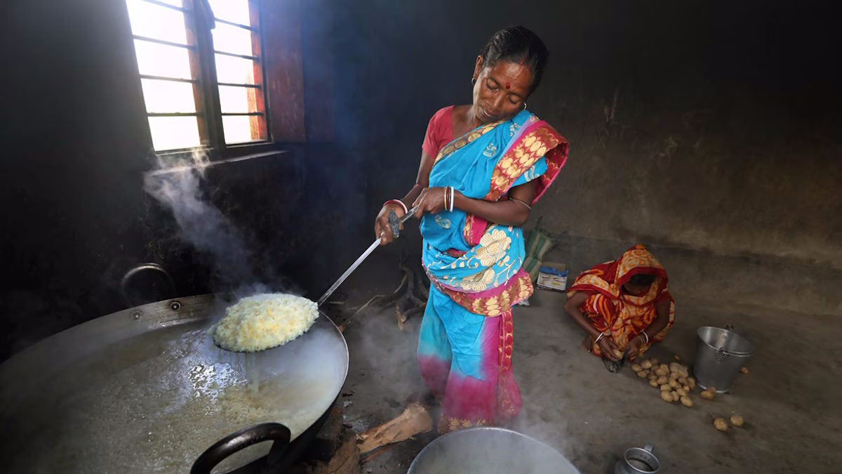 Sukma News: मध्याह्न भोजन बनाते वक्त 3 रसोइया के साथ 2 छात्राएं झुलसे, प्राचार्य पर गिरी गाज