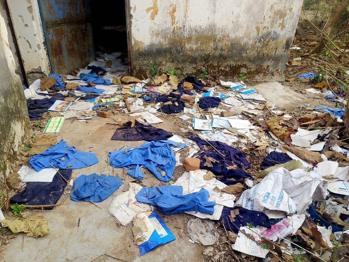 CG News: कूड़े में मिले लाखों के स्कूल यूनिफॉर्म, क्यों फेंके गए ड्रेस ?