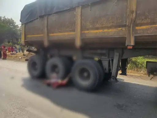 Raigarh Accident: ट्रेलर के पहिए के नीचे आई आंगनबाड़ी कार्यकर्ता,