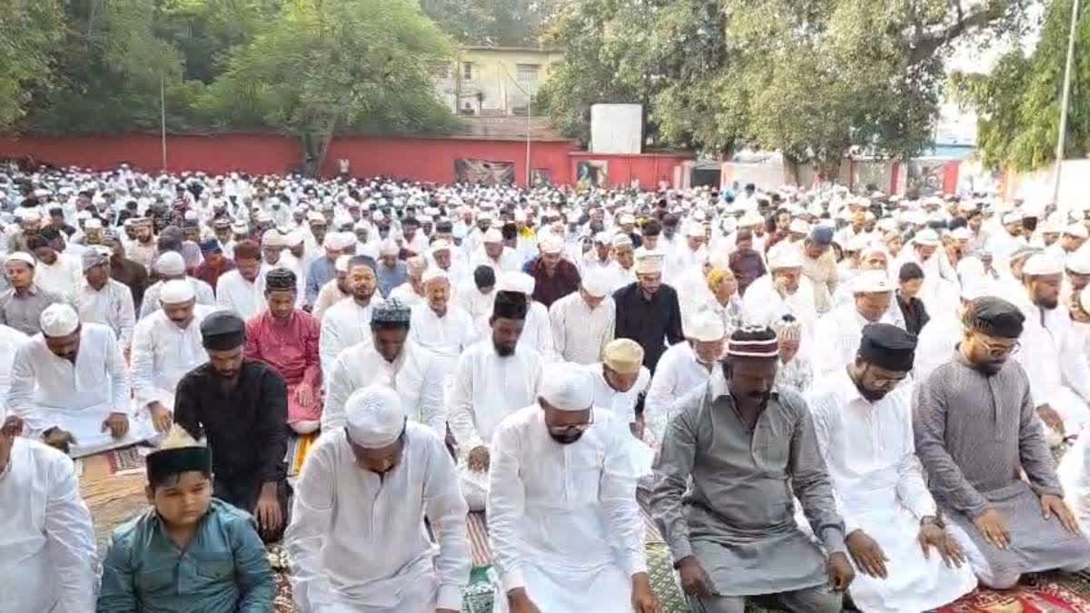 Bakrid 2026: आज बकरीद पर ईदगाहों में पढ़ी गई नमाज, खुले में कुर्बानी और DJ पर रोक; 1.50 तक बिके बकरे