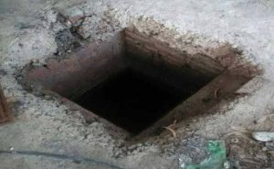 Liquor News: झारखंड के हजारीबाग जिले से दिल दहला देने वाली घटना सामने आई है। यहां सेप्टिक टैंक में छिपाकर रखी गई अवैध शराब निकालने के दौरान एक ही परिवार के तीन लोगों की मौत हो गई। मृतकों में एक महिला, उसका बेटा और एक रिश्तेदार शामिल हैं। आशंका जताई जा रही है कि टैंक के भीतर जहरीली गैस के कारण दम घुटने से तीनों की जान गई।