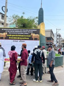 Cow National Animal: छत्तीसगढ़ की राजधानी रायपुर में युवा कांग्रेस ने गाय को राष्ट्रीय पशु घोषित करने की मांग को लेकर हस्ताक्षर अभियान चलाया। राजधानी के राजातालाब स्थित नूरानी चौक में आयोजित इस अभियान में बड़ी संख्या में स्थानीय नागरिकों, युवाओं और विभिन्न समुदायों के लोगों ने हिस्सा लिया तथा हस्ताक्षर कर अपना समर्थन दर्ज कराया।