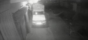 Bilaspur News: छत्तीसगढ़ के बिलासपुर जिले के कोटा थाना क्षेत्र अंतर्गत ग्राम करगीकला में देर रात एक सनसनीखेज घटना सामने आई है। घर के बाहर खड़ी पिकअप वाहन में अज्ञात शख्स ने ज्वलनशील पदार्थ डालकर आग लगा दी। पूरी वारदात CCTV कैमरे में कैद हो गई है। पुलिस ने मामला दर्ज कर जांच शुरू कर दी है।
