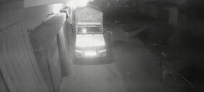 Bilaspur News: छत्तीसगढ़ के बिलासपुर जिले के कोटा थाना क्षेत्र अंतर्गत ग्राम करगीकला में देर रात एक सनसनीखेज घटना सामने आई है। घर के बाहर खड़ी पिकअप वाहन में अज्ञात शख्स ने ज्वलनशील पदार्थ डालकर आग लगा दी। पूरी वारदात CCTV कैमरे में कैद हो गई है। पुलिस ने मामला दर्ज कर जांच शुरू कर दी है।