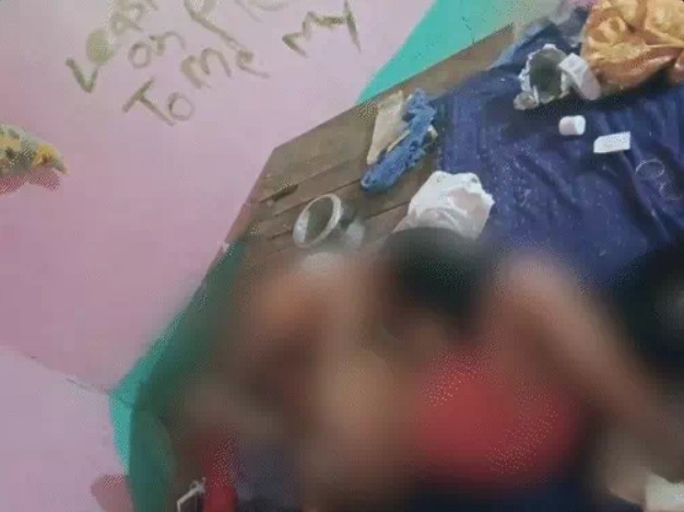 CG Video: छत्तीसगढ़ के कोरबा जिले में एक महिला को युवक के साथ आपत्तिजनक हालत में देखे जाने के बाद इलाके में हंगामा मच गया। घटना का वीडियो भी सामने आया है। स्थानीय लोगों ने युवक को पकड़ने की कोशिश की, लेकिन वह बाइक छोड़कर मौके से फरार हो गया। मामले की शिकायत सिविल लाइन थाना में दर्ज कराई गई है।