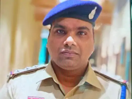 Raipur News: रायपुर ग्रामीण पुलिस अधीक्षक श्वेता श्रीवास्तव सिन्हा ने गोबरा नवापारा थाना प्रभारी निरीक्षक दीपेश जायसवाल को निलंबित कर दिया है। उन पर क्षेत्र में अवैध शराब कारोबार पर प्रभावी नियंत्रण नहीं करने और कार्रवाई के दौरान संदिग्ध आचरण करने के आरोप लगे हैं।