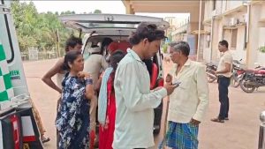 CG News: छत्तीसगढ़ के बेमेतरा जिले में लगातार बारिश के बीच दर्दनाक हादसा हो गया। जिले के राऊरपुर गांव में कच्चे मकान की दीवार ढहने से मलबे में दबकर दो मासूम बच्चियों की मौत हो गई, जबकि एक महिला घायल हो गई।