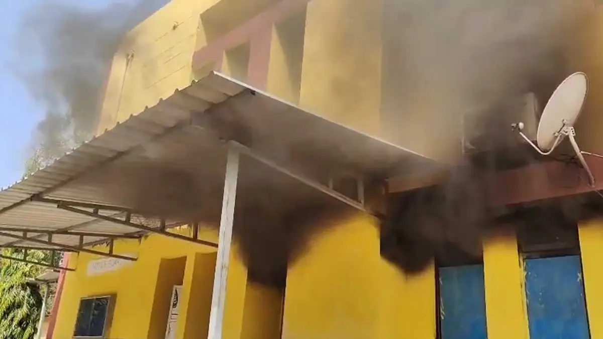 CG College Fire: छत्तीसगढ़ के कोंडागांव जिले के केशकाल स्थित महेश बघेल शासकीय महाविद्यालय में शनिवार सुबह शॉर्ट सर्किट के कारण आग लगने से परिसर में अफरा-तफरी मच गई। घटना सुबह करीब 10 बजे की बताई जा रही है। हालांकि कॉलेज स्टाफ, पुलिस और प्रशासन की तत्परता से समय रहते आग पर काबू पा लिया गया।